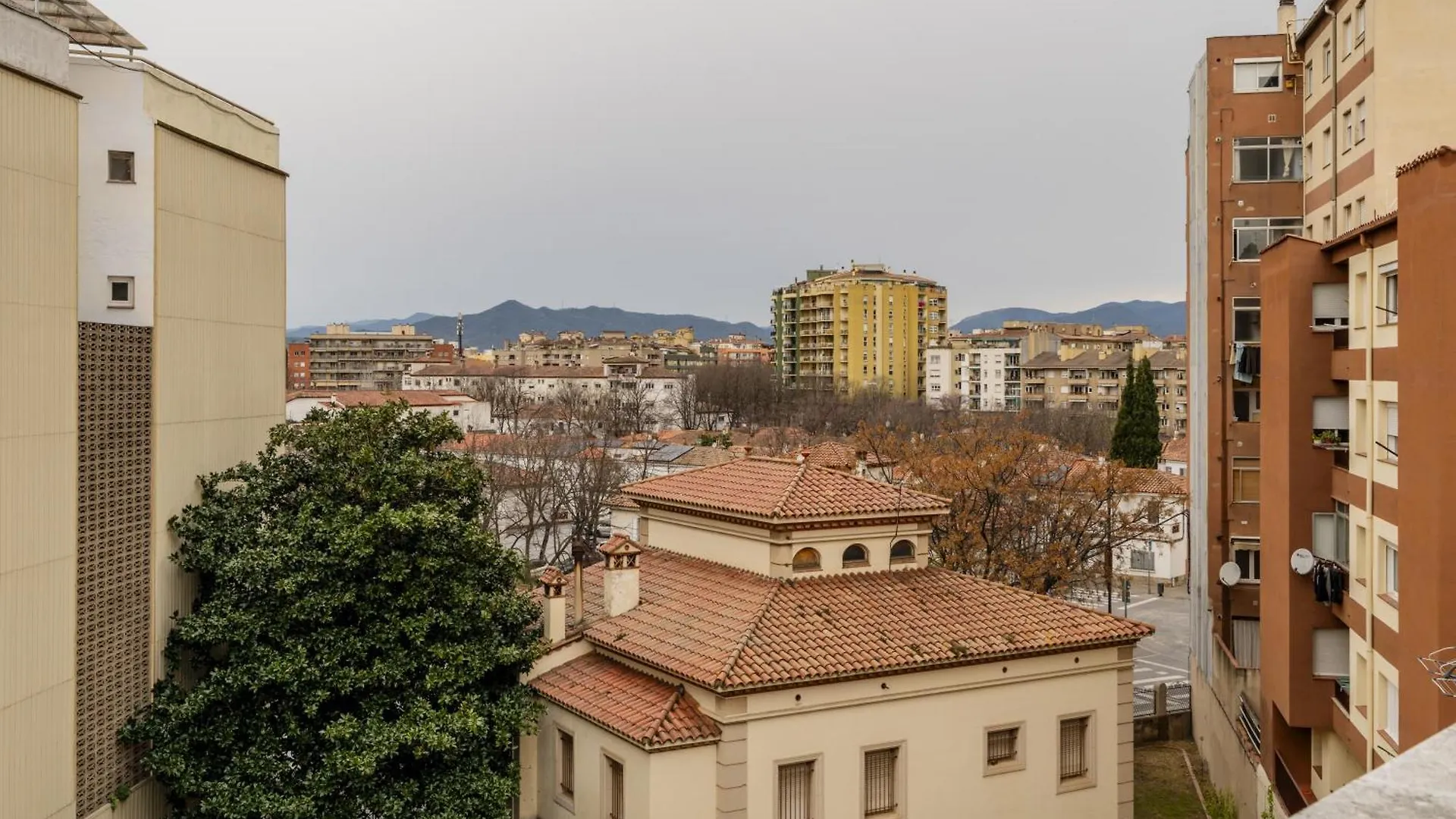 Apartamento Con Dos Grandes Terrazas En Girona Spain